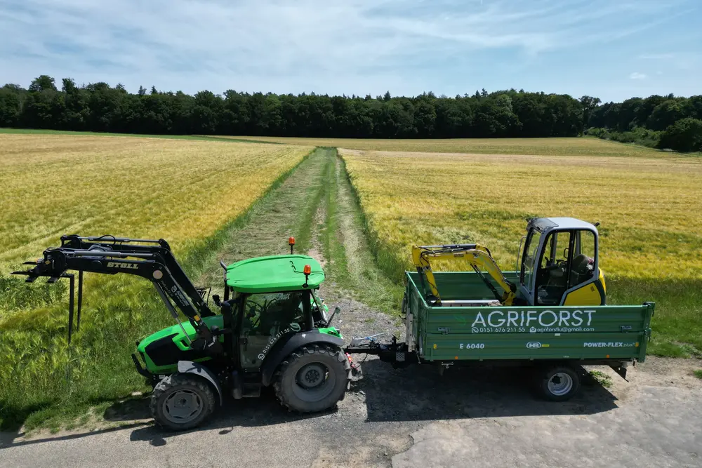Traktor und Transporter am Feldrand