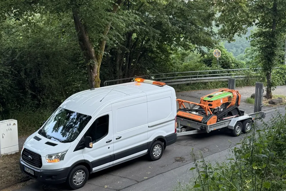 Transporter mit Funkraupe auf dem Anhänger