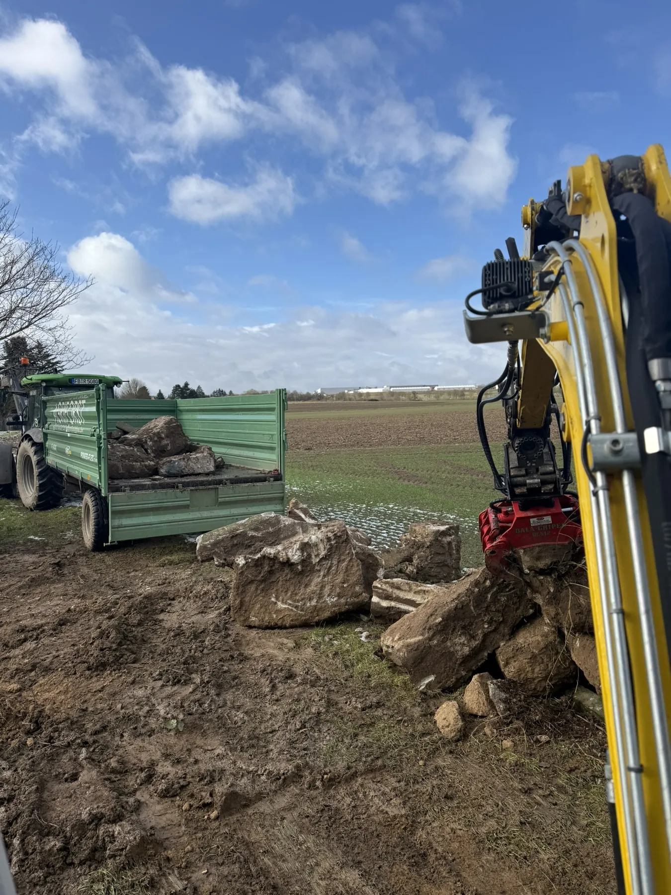 Agriforst Minibagger mit Sortiergreifer im Einsatz